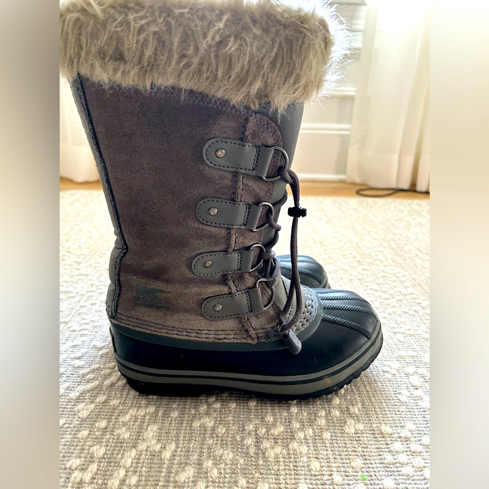 Little girls Joan of Arctic size 2 winter boots. Good condition. Worn 2 seasons.